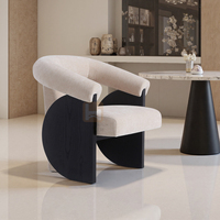 Chaise de salle à manger en velours de style minimaliste moderne, avec dossier et accoudoirs incurvés, structure en bois, chaise individuelle pour la maison ou le bureau