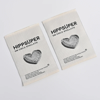 Étiquettes thermocollantes en tissu satiné polyester à coupe droite avec logo personnalisé pour vêtements