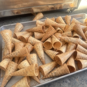 ماكينة آلية لصنع كورنيت مخروطي السكر ، ماكينة إنتاج مخروطي الوافل والشوكولاتة الصغيرة - Product Image 4