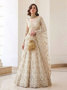 Vêtements ethniques pour femmes, tenue de soirée, lehenga, broderie papillon en filet, filet intérieur en soie Banjori, bordure en dentelle, lourdement orné. - Product Image 4