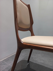 Chaise de salle à manger moderne en bois de noyer massif avec artisanat de menuiserie traditionnel, assise élégante pour la maison, le restaurant, l'hôtel PISANO - Product Image 1
