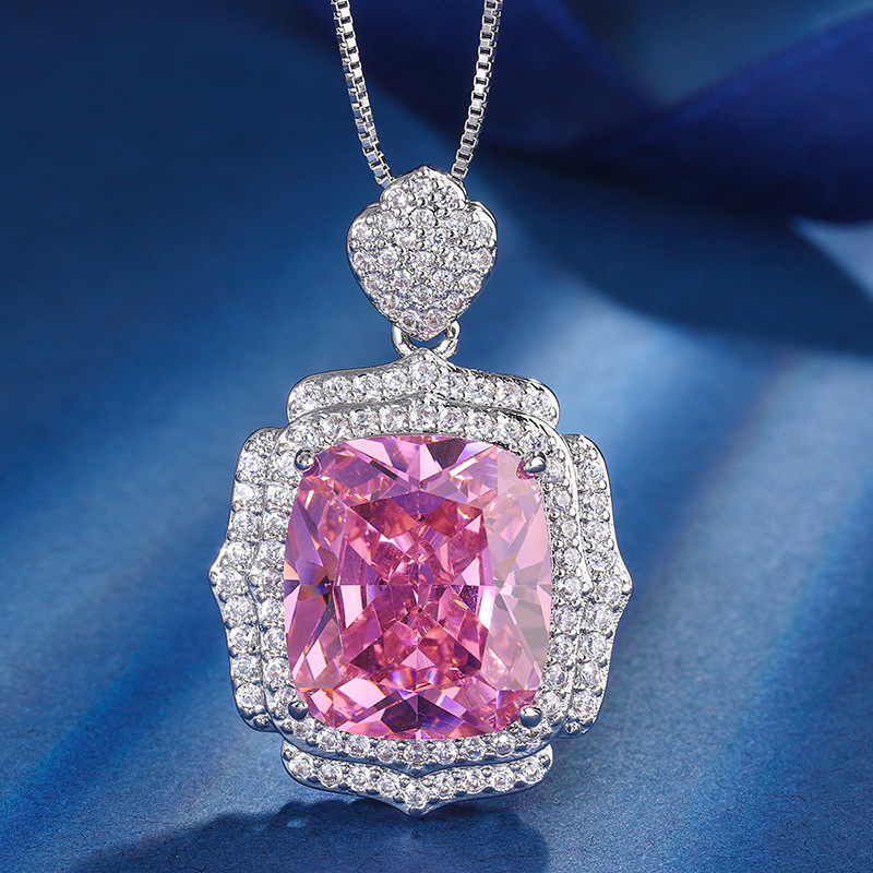 pendentif diamant rose avec chaîne