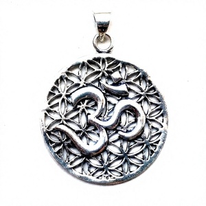 Colgante OM de Latón Estilo Bohemia Plateado de 3 x 3 cm, Listo para Enviar, para Mujeres, Yoga Hindú, Religión India - Product Image 1