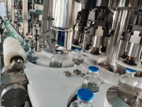 Machine automatique de remplissage et de scellage de bouteilles en plastique ou en verre de pénicilline