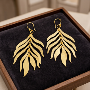 SOUMYA CREATIONS Boucles d'oreilles pendantes tendance en laiton plaqué or faites à la main pour femmes, avec motif floral du Rajasthan, pour les occasions de fête - Product Image 3