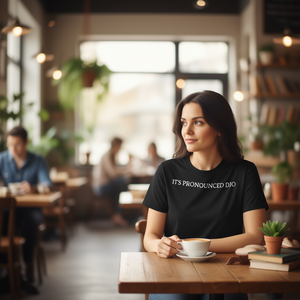 Camiseta It's Pronounced Djo Quote para mujer, negra, con cuello redondo y manga corta - Product Image 3
