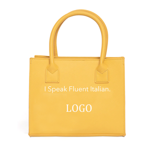 Borsa Mini Tote in Pelle Personalizzata all'Ingrosso con Ricamo 'Parlo Fluormente Francese' e Tre Catene per Ragazze - Product Image 5