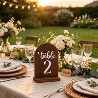 Panneau de numéro de table de mariage autoportant en bois foncé à sommet arqué avec lettres en relief
