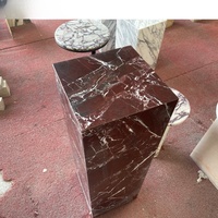 Table basse de style moderne avec cube en marbre fuchsia et base violette, design rectangulaire creux pour meubles décoratifs pour la maison