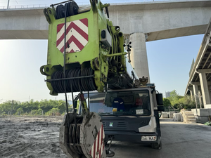 Grúa sobre Camión ZOOMLION Usada de 400 Toneladas, Capacidad de Elevación de 400 Toneladas, Motor y Caja de Cambios Originales, Componentes Principales - Product Image 2