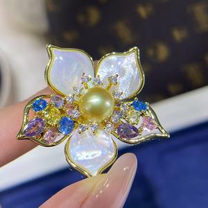 Broche en perles naturelles à motif rétro pour femmes, design de niche irrégulier, fleur de poitrine, accessoire de mode polyvalent - Product Image 5