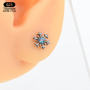 Boucles d'oreilles flocon de neige en titane 6,9 mm avec zircon bleu, clous de cartilage, bijoux de piercing corporel - Product Image 4