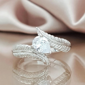 Anillo de Compromiso F251 con Pluma, Plata 925, Zirconia Corte Pera, Engaste de Garras, Joyería Fina para Mujer - Product Image 2