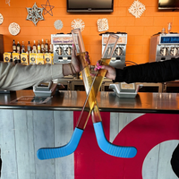 Gobelet à bière réutilisable en plastique de 22 oz, style bâton de hockey américain, avec bouchon à boire directement intégré, souvenir de rentrée scolaire pour le camping