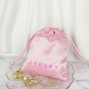 ถุงผ้าซาตินแบบกำหนดเองสำหรับเก็บผมต่อและวิกผม พร้อมริบบิ้นปิดผนึก พิมพ์ลายด้วยสกรีนไหม ใช้เป็นถุงของขวัญ - Product Image 1