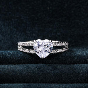 Anello di Fidanzamento F723 per Donna in Oro Bianco con Diamante Taglio Cuore e Diamanti Laterali, Colore G, Diamante Sintetico Coltivato in Laboratorio - Product Image 6