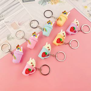 Porte-clés tendance en forme de coupelle de crème glacée fraise arc-en-ciel pour femmes et étudiantes, accessoire mignon pour sac et porte-clés de voiture - Product Image 2