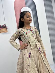 Top Corto de Buena Calidad para Chicas, Estilo Étnico Moderno para Garba Dandiya y Reuniones Familiares, Disponible para la Venta - Product Image 5