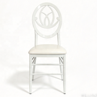Chaises d'événement empilables avec revêtement en cuir blanc et structure en fer pour mariage