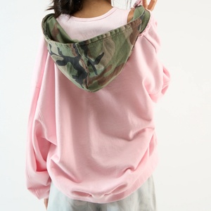 Sweat à capuche zippé rose en molleton de coton avec logo personnalisé, motif camouflage, col à bords bruts, vêtement de sport pour femme, coupe ample - Product Image 3