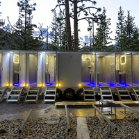 Remorque de douche d'hébergement des travailleurs de luxe en coque FRP avec plusieurs stalles de sol antidérapantes pour les toilettes portables des sites de camping