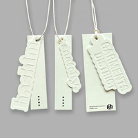 Étiquettes suspendues personnalisées en papier noir écologique gaufré, en forme de cœur, étiquettes de prix imprimées pour vêtements, chaussures et accessoires.