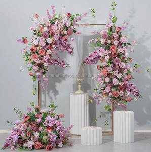 Composizione Floreale per Matrimonio, Rose Bianche Artificiali in Seta con Foglie Verdi, Decorazione per Corridoio e Ingresso Nuziale - Product Image 3