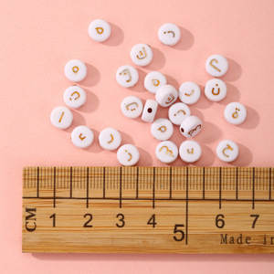 Perles d'écartement en acrylique de l'<span class=keywords><strong>alphabet</strong></span> <span class=keywords><strong>doré</strong></span> de 4x7mm perles de <span class=keywords><strong>lettre</strong></span> de l'<span class=keywords><strong>alphabet</strong></span> arabe pour DIY bracelet bijoux vente en gros - Product Image 3