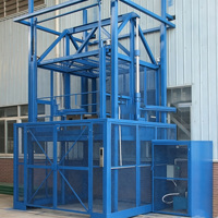 Plateforme élévatrice industrielle fixe à rails de guidage pour le transport de marchandises sur plusieurs niveaux en atelier