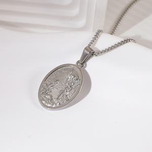 Pendentif Saint Raphaël Religieux en Acier Inoxydable Plaqué Or 18K Collier à Breloques Rondes Archange St <span class=keywords><strong>Gabriel</strong></span> pour Hommes et Femmes - Product Image 2