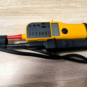 เครื่องทดสอบแรงดันไฟฟ้าและความต่อเนื่องแบบสองขั้ว Fluke T130, 12 ถึง 690 โวลต์ AC/DC สภาพดีมือสอง - Product Image 1