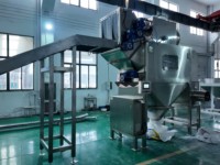 Kompakter, platzsparender automatischer Beutelschneider für optimierte Raumnutzung in Produktionsanlagen
