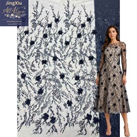 Tissu brodé avec appliques florales 3D bleu marine et motifs de sequins sur maille nude pour la confection de robes de mariée et de soirée - Vente en gros