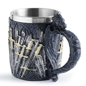 <span class=keywords><strong>Tumbler</strong></span> Vichingo Premium con Manico Unico a Forma di Spada e Drago, Tazza Classica Nera Isolata in Acciaio Inox, Regalo per Feste - Product Image 1