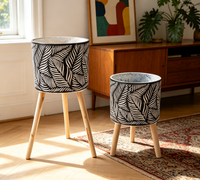 Pot de plante sur trépied à motif de feuilles, jardinière cylindrique sur pieds en bois, plante décorative d'intérieur et d'extérieur