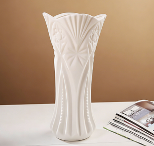 Vase en céramique blanche de style nordique aux lignes épurées pour la décoration de l'entrée, du salon ou de la table - Product Image 6