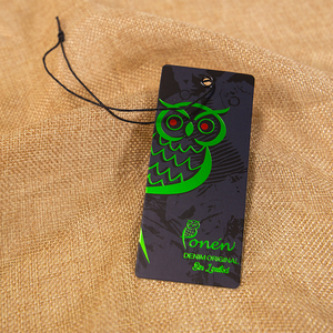 Etiqueta colgante de ropa personalizada de primera calidad, etiqueta oscilante de lámina de oro verde, Material de cartón de papel negro de 800g para ropa - Product Image 1