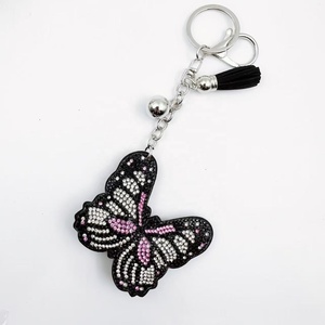 Llavero de moda coreano de terciopelo con aleación de aluminio y metal, con diamantes de imitación y mariposa de dibujos animados, colgante para bolso y ropa - Product Image 3