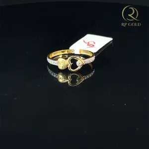 Elegante Anillo de Dedo Dorado con Diseño para Mujer con Brillantes Acentos de Circonia Cúbica, Ideal para Uso Diario - Product Image 1