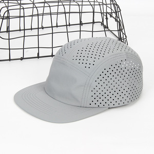 Cappello da Corsa e Calcio Personalizzato a 5 Pannelli, Leggero e Morbido, Impermeabile, in Poliestere con Perforazioni Laser, Visiera da Escursionismo - Product Image 1
