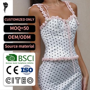 Ensemble deux pièces blanc à pois pour femme, haut corset à bretelles spaghetti et jupe midi avec bordure à volants rose - Product Image 1