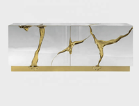Meubles de buffet, tables, armoires de cuisine en acier inoxydable doré ou argenté, finition miroir, luxe moderne, pour villa.
