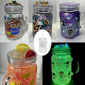 Vaso de plástico de doble pared transparente de 20 oz con asa, tipo Mason Jar, con tapas y pajitas, personalizado con purpurina acrílica y diseño de globo de nieve, listo para enviar (RTS) - Product Image 1