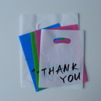 Sac cadeau en plastique à poignée découpée, multi-tailles, avec dessus ovale, impression personnalisée, conception thermoscellée