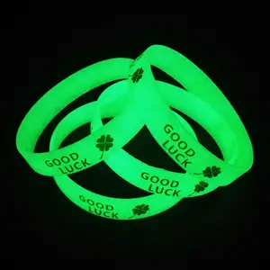 Tùy chỉnh phát sáng trong bóng tối Ban nhạc cổ tay phát sáng Silicone sáng Vòng đeo tay tùy chỉnh Silicone logo phát sáng dây đeo cổ tay với tin nhắn