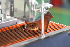 Machine à enrober les dattes en chocolat, cacahuètes et bonbons en acier inoxydable, fonctionnement simplifié - Product Image 3