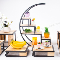 Support de présentation de buffet moderne à plusieurs niveaux en acier inoxydable et en bois pour la restauration hôtelière, les mariages, les événements, la présentation des aliments