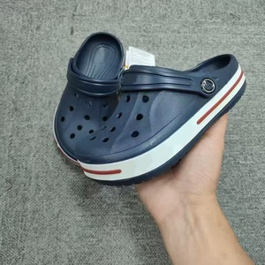 Croooos Sabots et sandales fermées pour hommes, femmes et couples, d'été, respirants, antidérapants, rehaussants, pour l'extérieur et la plage, vente en gros - Product Image 1