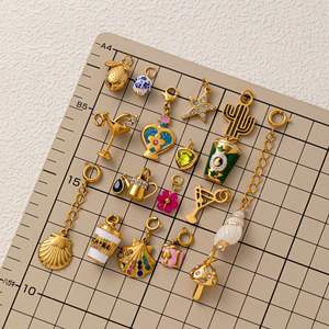 Délices d'une journée de loisirs |   Pendentifs breloques quotidiennes en acier inoxydable plaqué or PVD 18 carats et émail pour bracelets et colliers DIY - Product Image 3