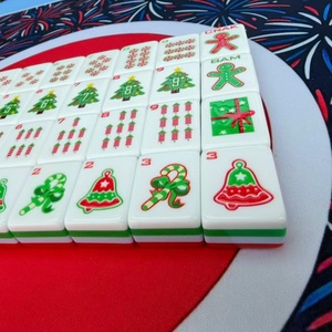 Oferta Especial: Juego de Mahjong Americano Rojo de 160 Cartas Exquisitamente Grabadas, Plegable y Portátil, con Fichas Acrílicas de 4 Capas para una Experiencia Familiar de Lujo - Product Image 4